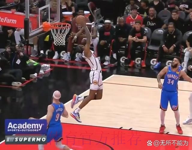 杰伦威抢断反击 飞身暴扣点燃全场 杰伦威抢断反击 飞身暴扣点燃全场